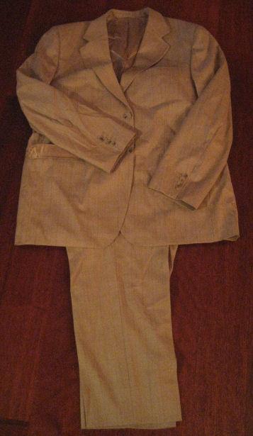 Traje para hombre en tonos beige