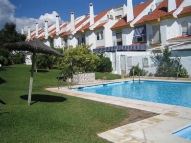 Adosado con 5 dormitorios se vende en Estepona, Costa del Sol