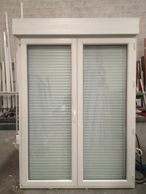 ventana pvc blanca, doble acristalamiento, persiana,