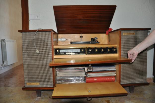 Radio-tocadiscos antigüo Roselson Stereoletta (mueble grande). muy buen estado