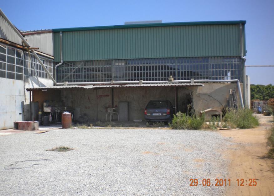 Nave industrial con zona oficina, patio y parquing