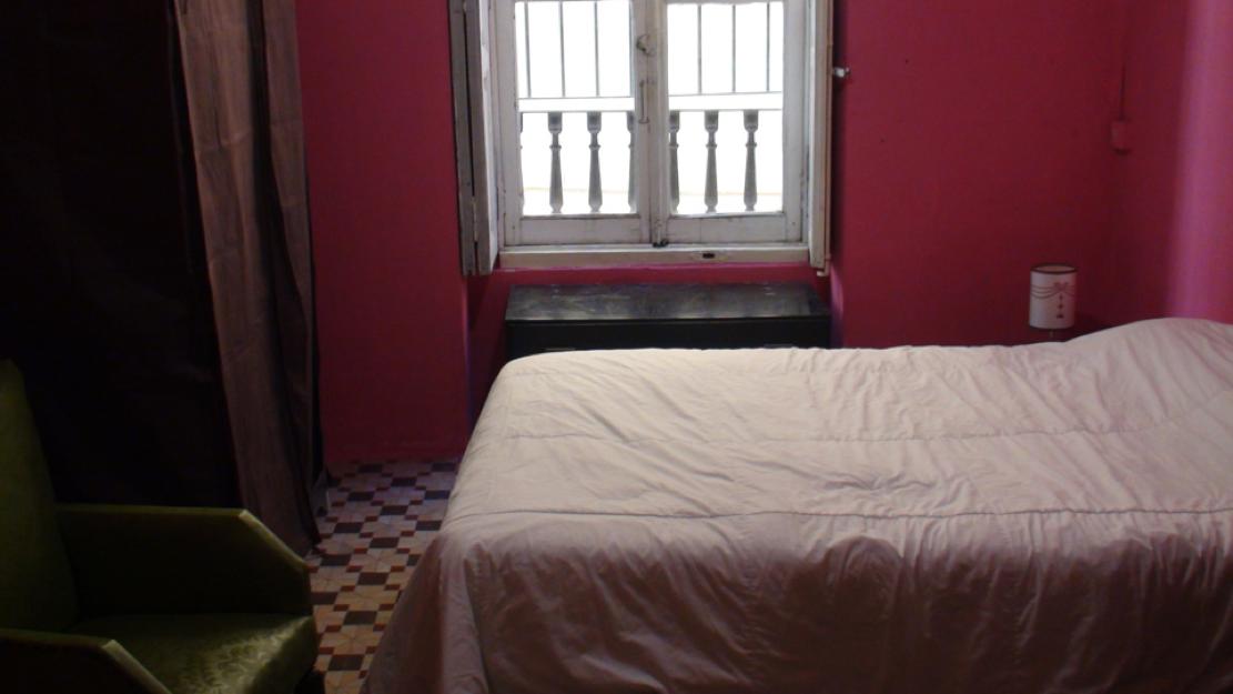Se alquilan 2 habitaciones + estudio pintura /taller (facturas y ADSL incluidos)