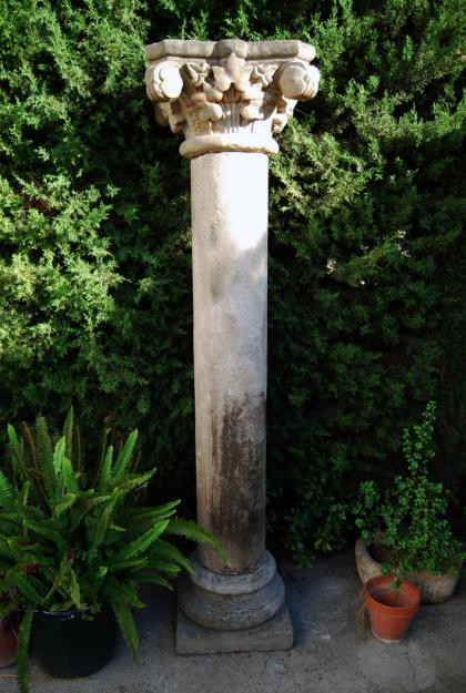 PAREJA DE COLUMNAS ANTIGUAS EN PIEDRA.