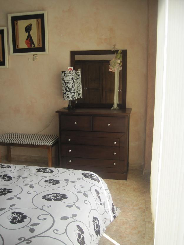 Dormitorio de madera maciza