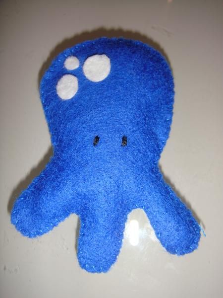 se vende broches de fieltro. 2-3 euros. gastos de envio gratis.