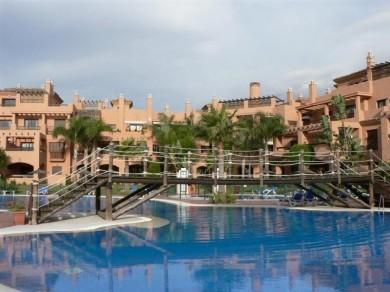 Apartamento con 2 dormitorios se vende en Estepona, Costa del Sol
