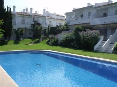 Adosado con 3 dormitorios se vende en Marbella, Costa del Sol