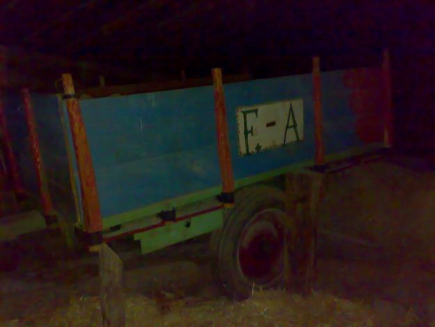 carro antiguo de madera con ruedas de goma