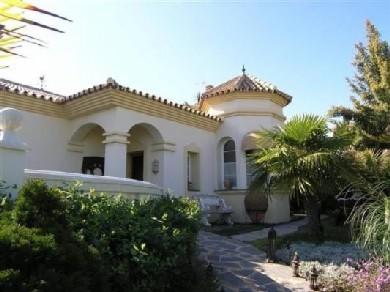 Chalet con 4 dormitorios se vende en Marbella, Costa del Sol