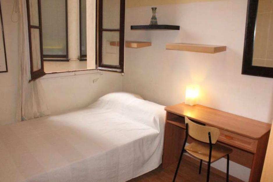 Alquilo habitación luminosa con cama doble en Barcelona centro (Metro Rocafort)