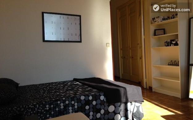 Rooms available - Quiet 3-bedroom apartment in entertaining La Latina