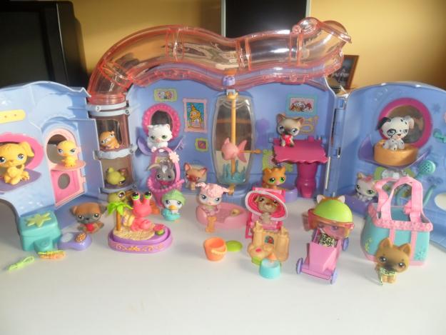 Casa littlest pet shop con 20 muñecos de diferentes colecciones y con muchos accesorios