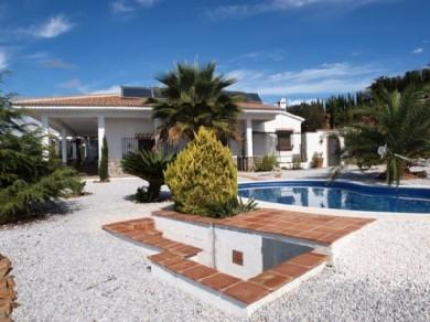 Chalet con 3 dormitorios se vende en Moclinejo, Axarquia
