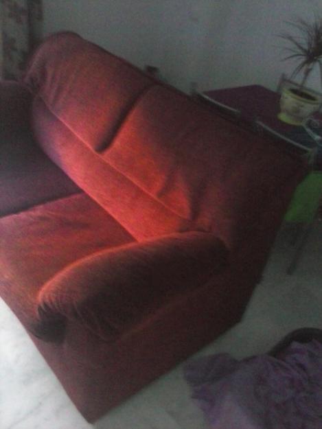 se vende sofa cama dos plazas solo tiene dos meses urge vender