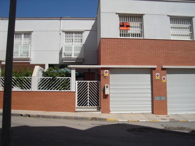 Urgente vender chalet pareado en zona centro y a diez minutos de la playa