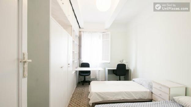 Rooms available - Bright 4-bedroom apartment in commercial Cuatro Caminos
