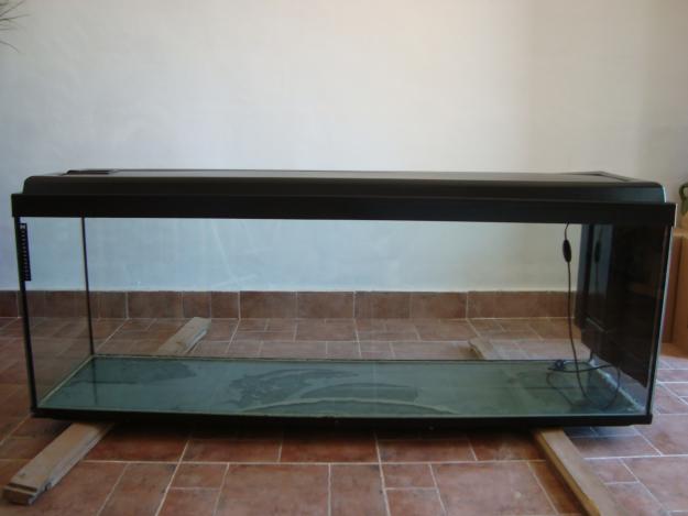 Se vende terrario/acuario 150x50x40 cms.