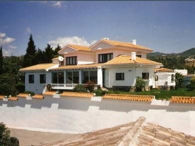 Chalet con 4 dormitorios se vende en Marbella, Costa del Sol