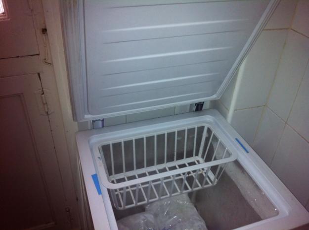 Vendo Hielera pequeña casi nueva  cerca d 2 años de garantia por viaje