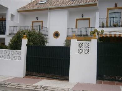 Adosado con 4 dormitorios se vende en Marbella, Costa del Sol