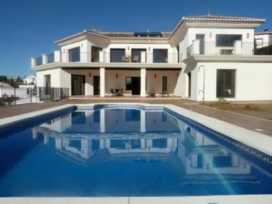 Chalet con 5 dormitorios se vende en Caleta de Velez, Costa del Sol