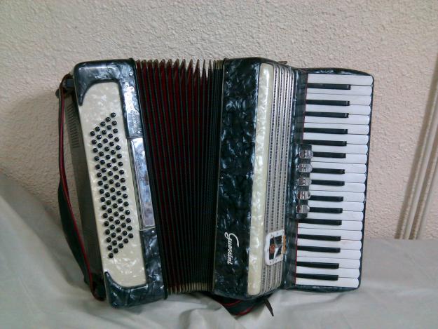 Se vende acordeon guerrini superluxe 80 bajos