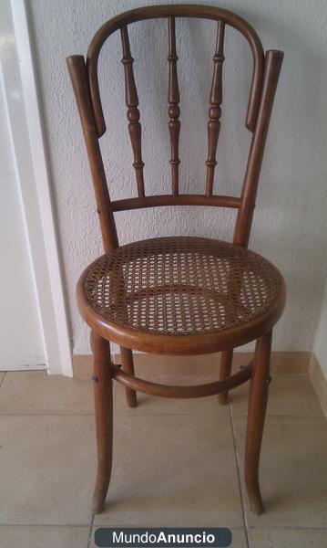 Silla estilo thonet. (Art Decó) madera nogal con respaldo torneado.