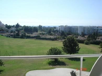 Apartamento con 2 dormitorios se vende en Marbella, Costa del Sol