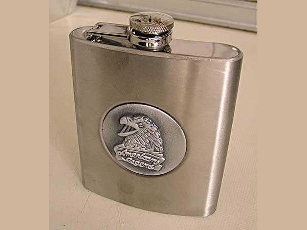 Petaca metalica con cabeza de aguila en relieve nueva