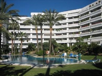 Apartamento con 4 dormitorios se vende en Marbella, Costa del Sol