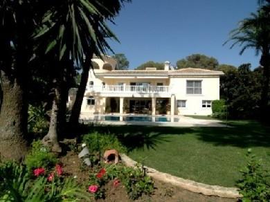 Chalet con 5 dormitorios se vende en Marbella, Costa del Sol
