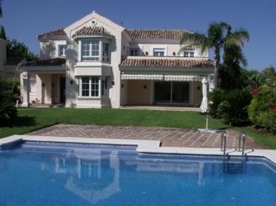Chalet con 5 dormitorios se vende en Marbella, Costa del Sol