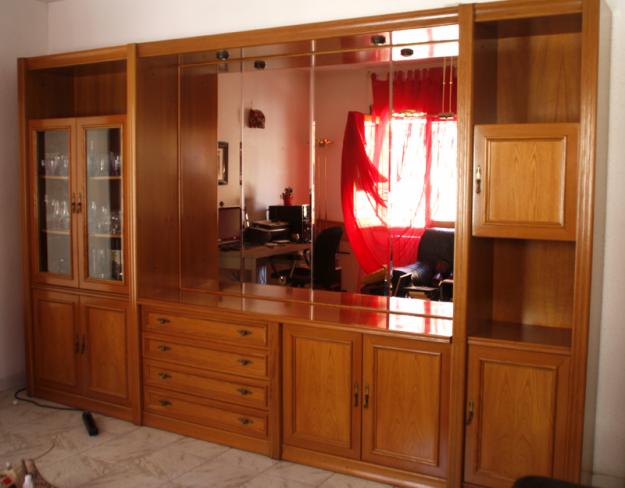 Armario de salón con espejo