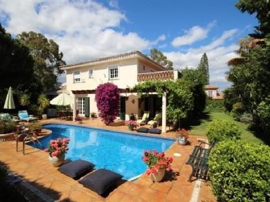 Chalet con 5 dormitorios se vende en Marbella, Costa del Sol