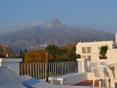 Apartamento con 2 dormitorios se vende en Marbella, Costa del Sol