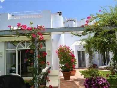 Chalet con 2 dormitorios se vende en Marbella, Costa del Sol