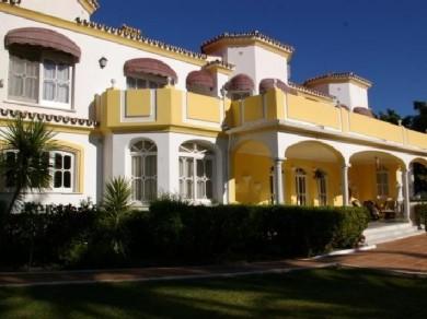 Chalet con 7 dormitorios se vende en Estepona, Costa del Sol