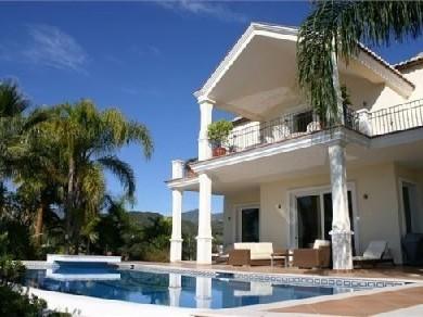 Chalet con 5 dormitorios se vende en Marbella, Costa del Sol