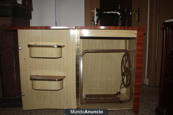 MAQUINA DE COSER ANTIGUA ALFA EN MUEBLE.