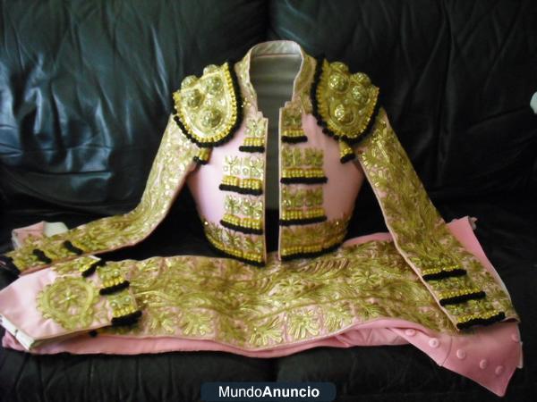 Vendo traje de luces rosa y oro con remates negros 900 euros