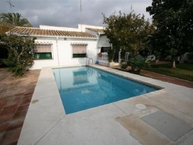 Chalet con 3 dormitorios se vende en Marbella, Costa del Sol