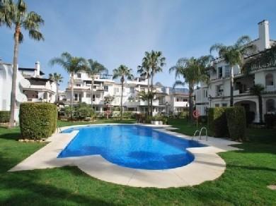 Apartamento con 3 dormitorios se vende en Marbella, Costa del Sol