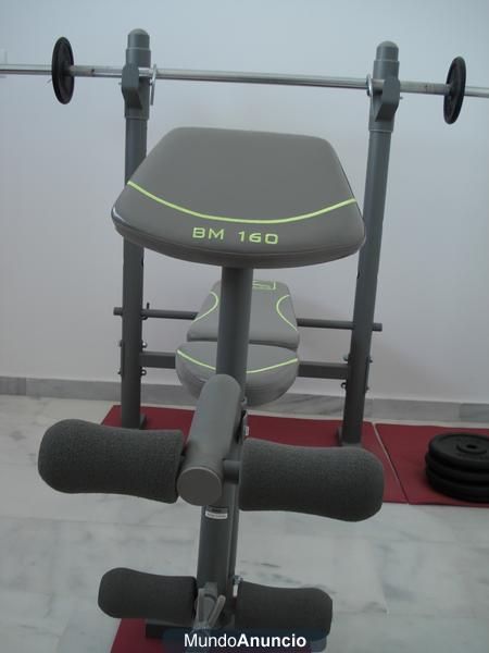 Se vende banco de musculación BM160 DOMYOS con barra y pesas.