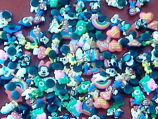 100 unidades de clavijas para los crocs