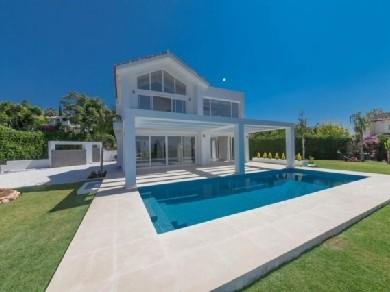 Chalet con 5 dormitorios se vende en Estepona, Costa del Sol