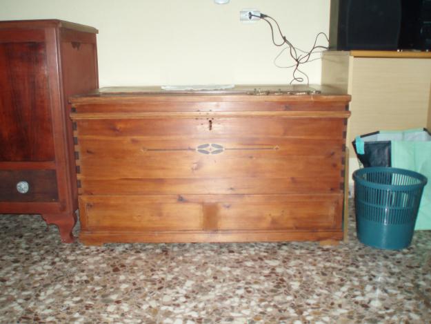 arcón antiguo en madera de pino restaurado