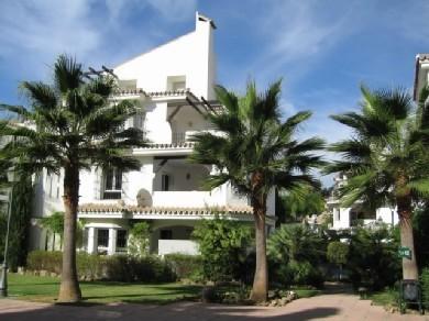 Apartamento con 2 dormitorios se vende en Marbella, Costa del Sol