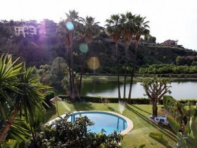 Apartamento con 2 dormitorios se vende en Marbella, Costa del Sol