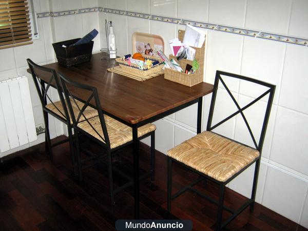 Mesa de cocina con 3 sillas y sofá cama