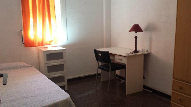 Piso en Alquiler. 4 Dormitorios. 100 m2. Piso en carrer Mercaders junto a Sant Blai. Tortosa.